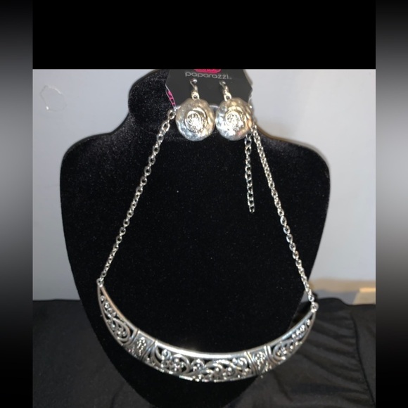 Paparrazzi Jewelry - EMBOSSED NECKLACE & EARRING SET. Silver embossed. NWT.